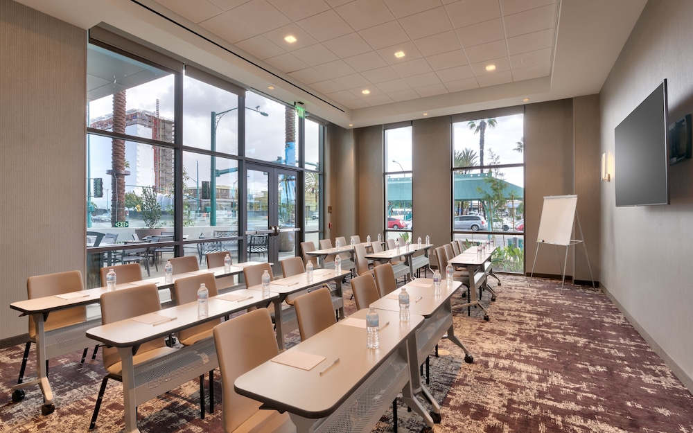 Hampton Inn Suites Anaheim Resort Convention Center 25/34