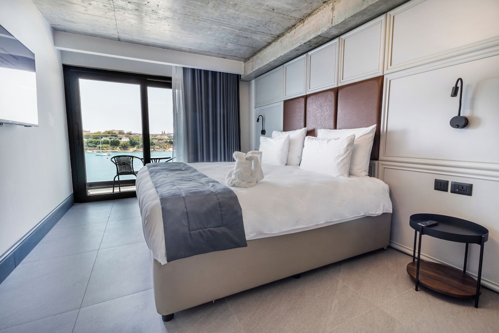 جناح جونيور بسرير كوين بإطلالة على البحر بغرفة نوم واحدة، The Londoner Hotel Sliema 2/5
