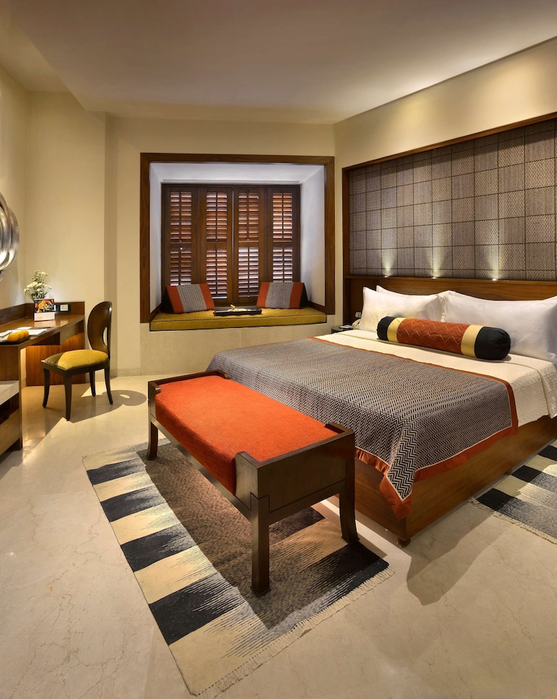The Lalit Great Eastern Kolkata 27/65