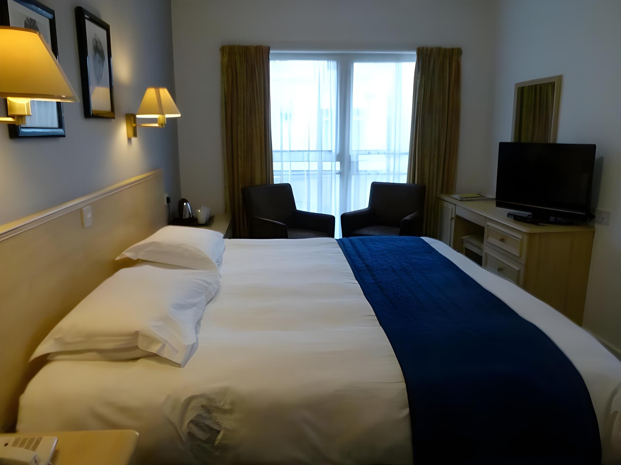 ROOM, DOUBLE BED