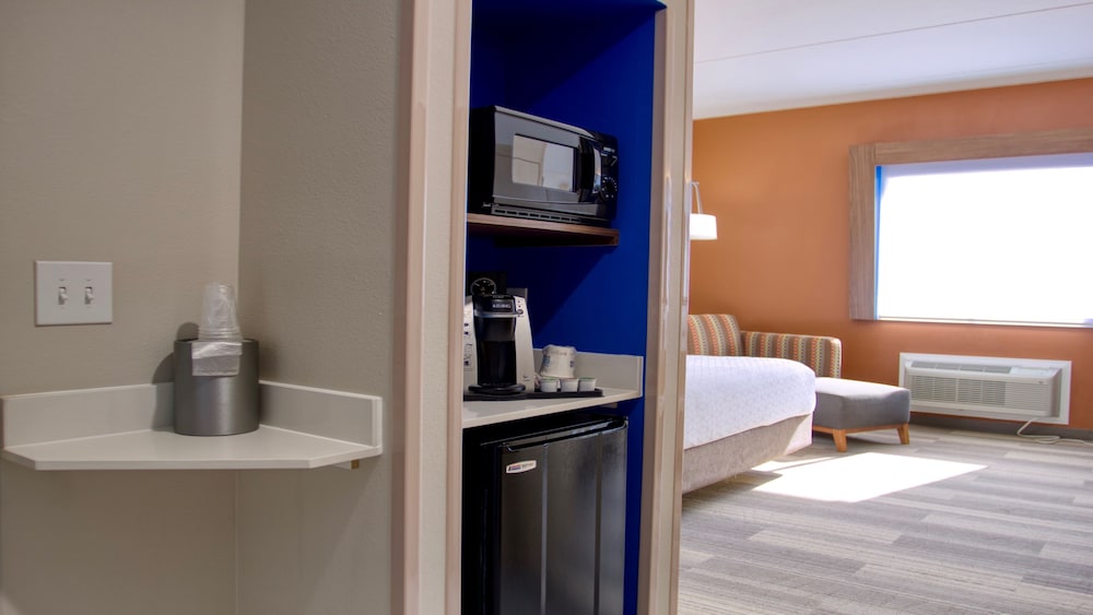 Holiday Inn Express Hotel Suites Byram 31/70