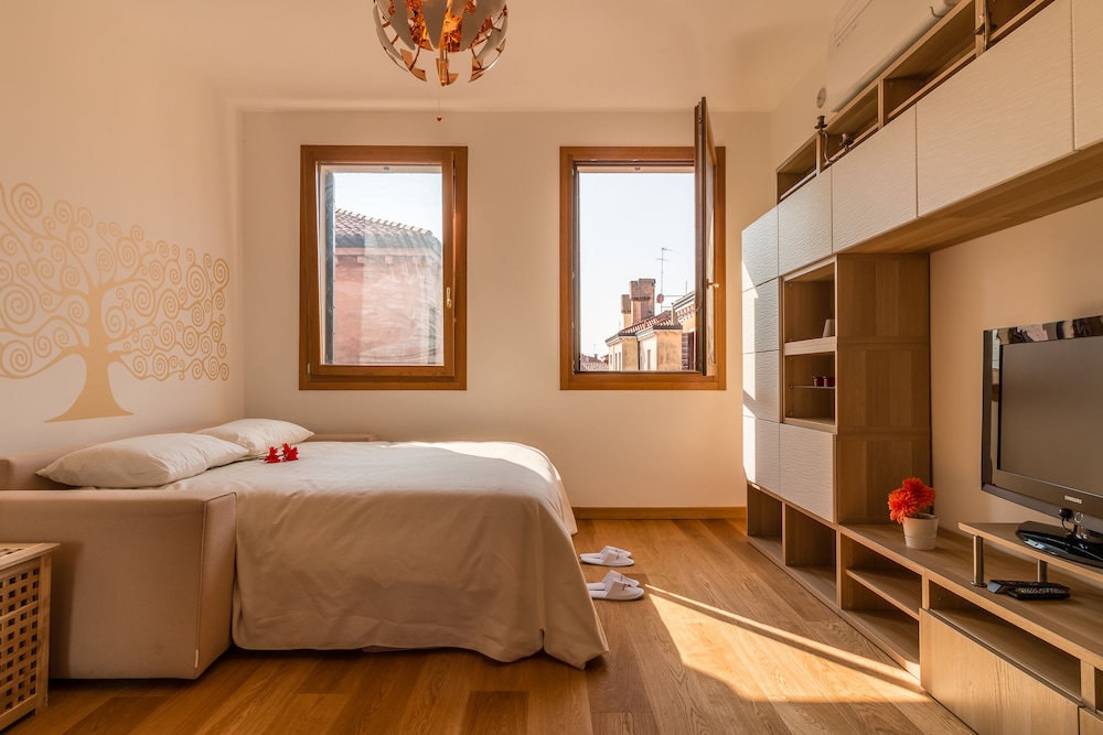 Sunny Canal View in Venice Chic Movida 3/25