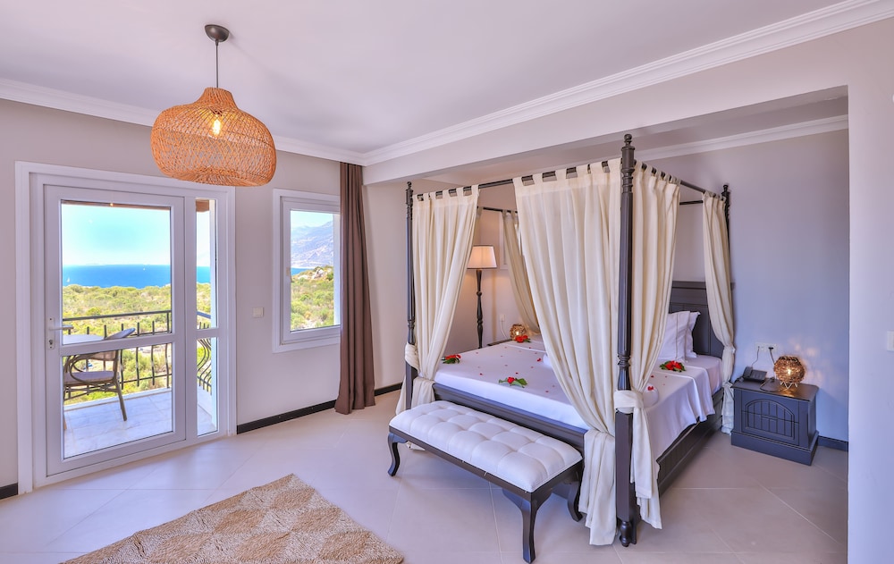 Hill House - Adults Only 5/50