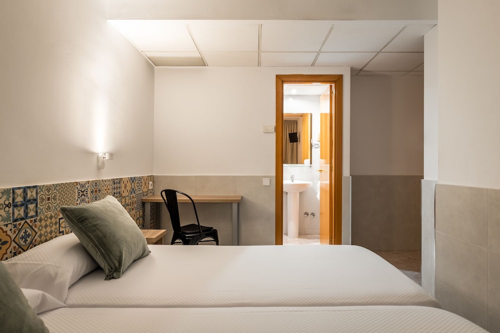 ROOM, TWIN BEDS