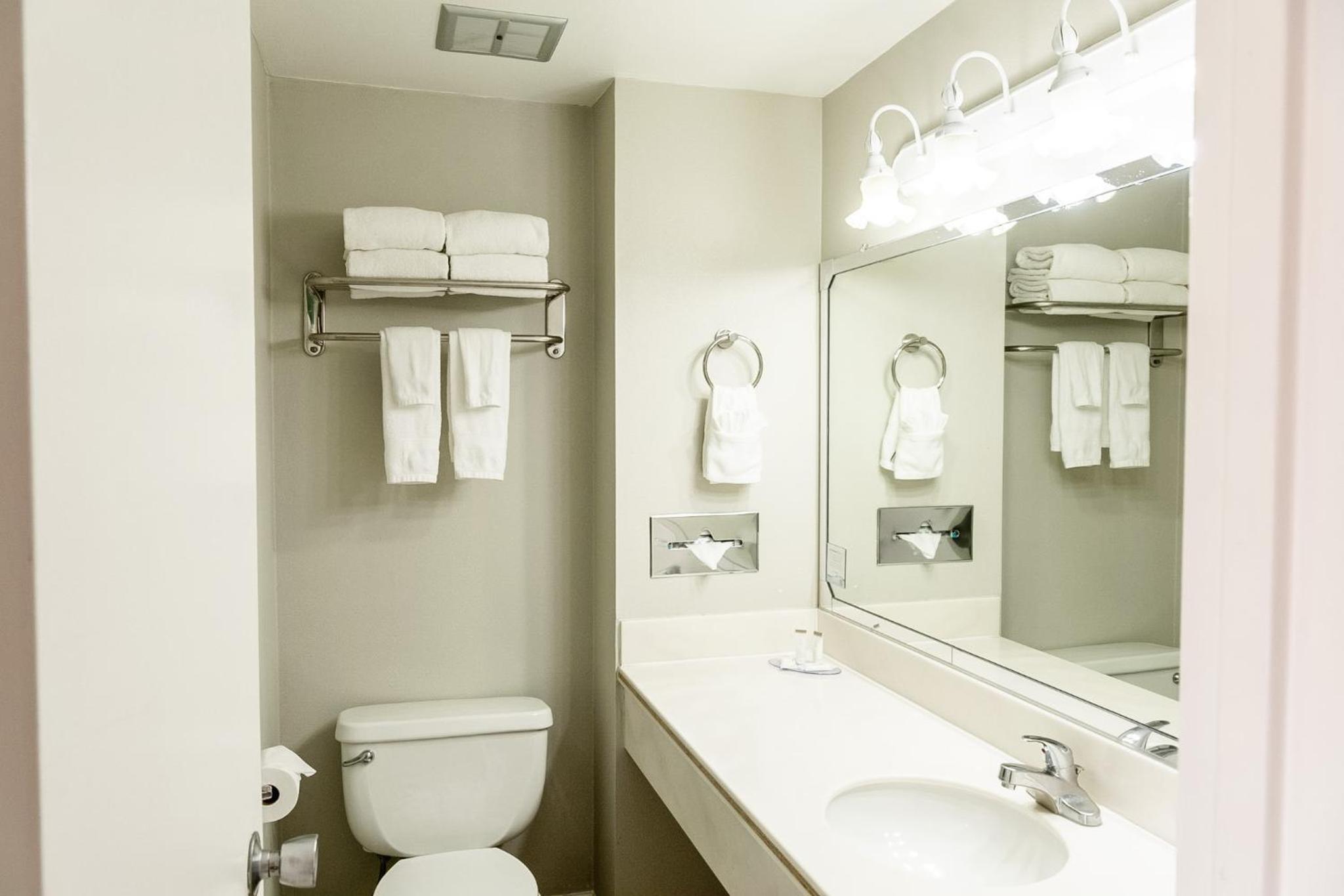 غرفة بسرير كينج وسريرين كوين، Travelodge By Wyndham Monterey Bay 9/10