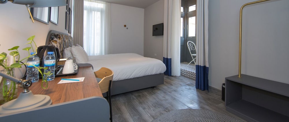 Mr. Todd Hotel 18/68