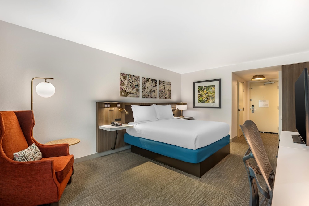 ROOM, KING BED