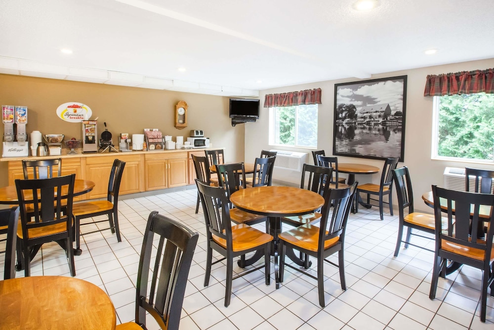 Super 8 by Wyndham West Branch 14/18