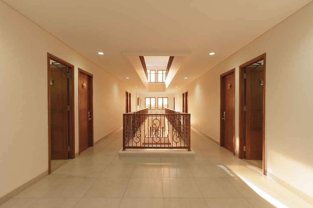 RedDoorz Plus @ CBD Bintaro 32/56