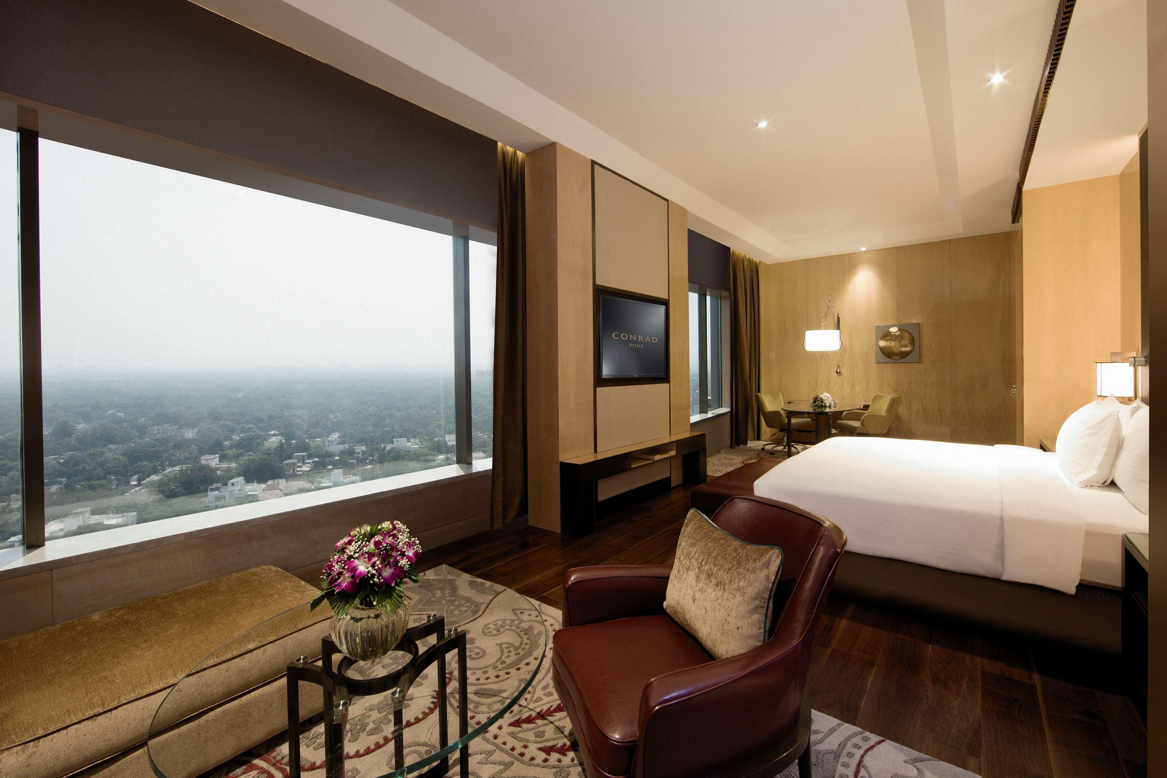PRESIDENTIAL, SUITE, EXECUTIVE LOUNGE ACCESS