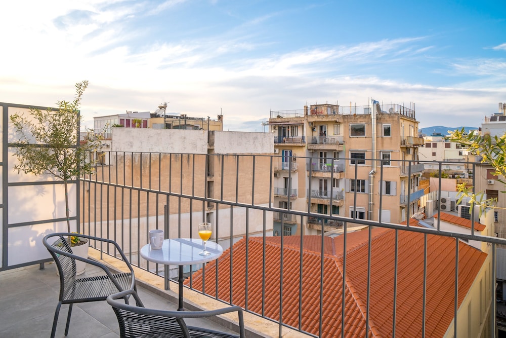 Mythos Luxury Suites 4/50
