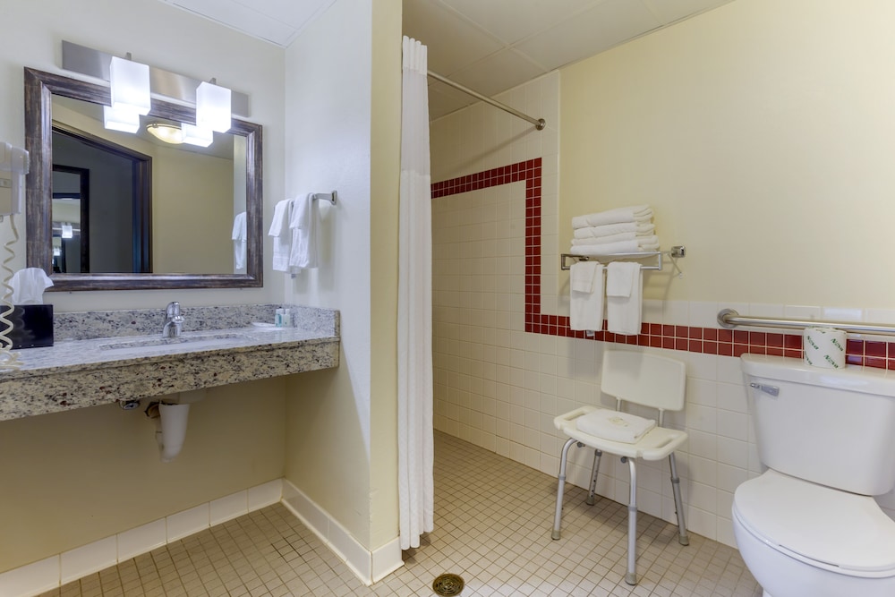 Quality Inn Oshkosh Aviation Park 16/35