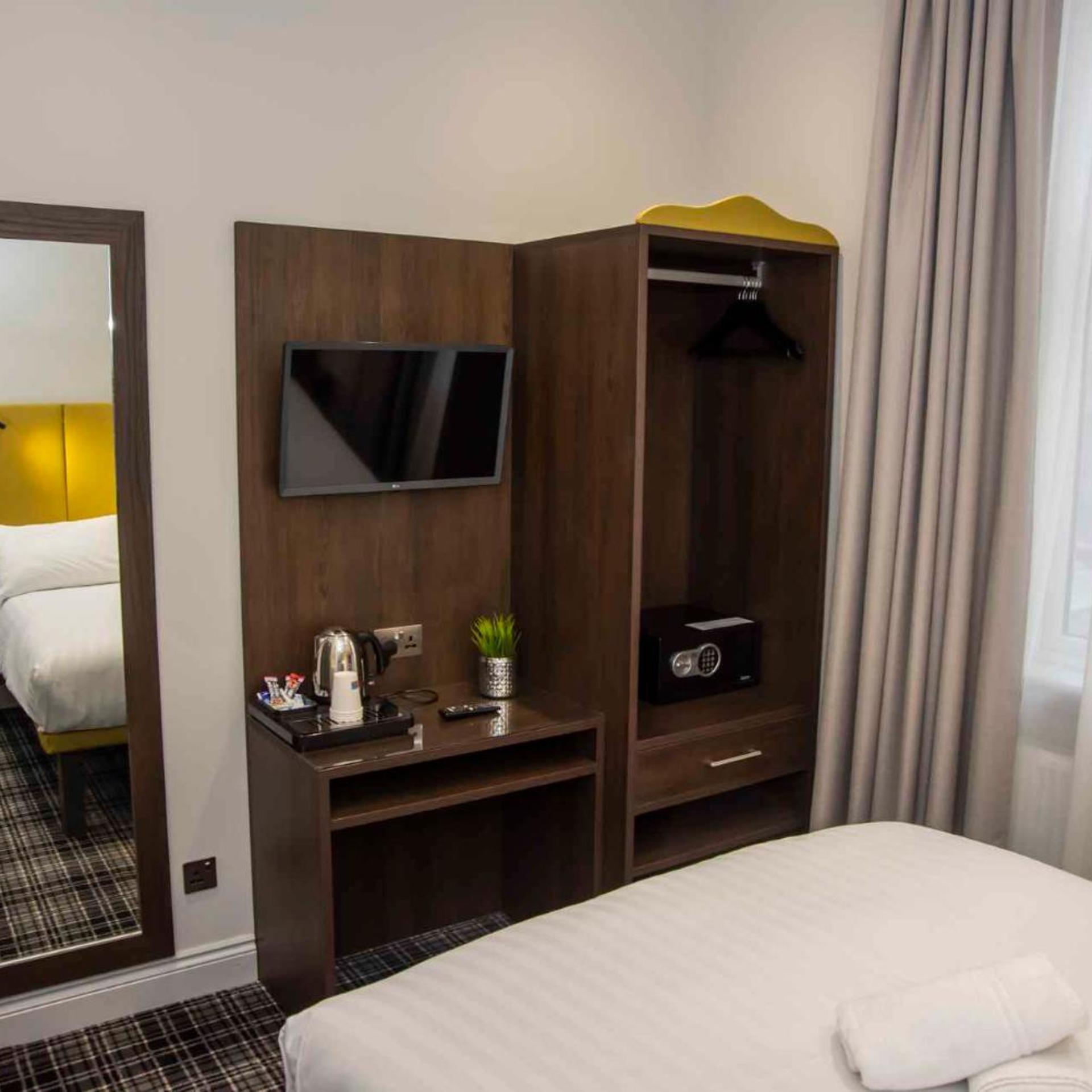 ROOM, DOUBLE BED
