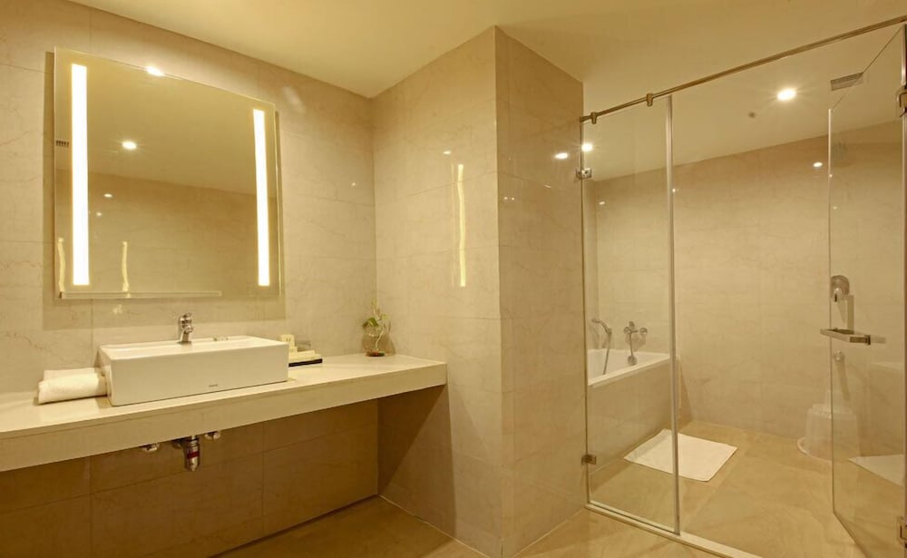 Goutham Grand Hotel 25/26
