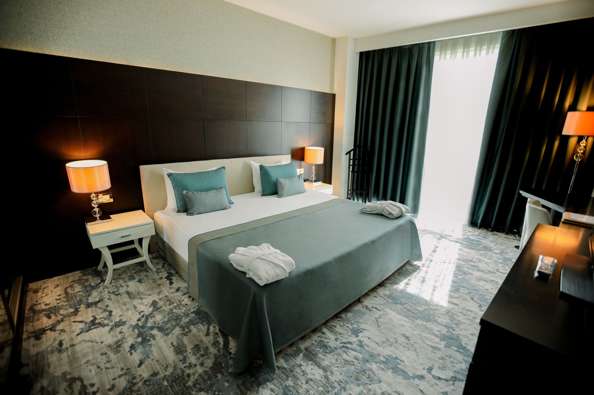 EXECUTIVE, SUITE