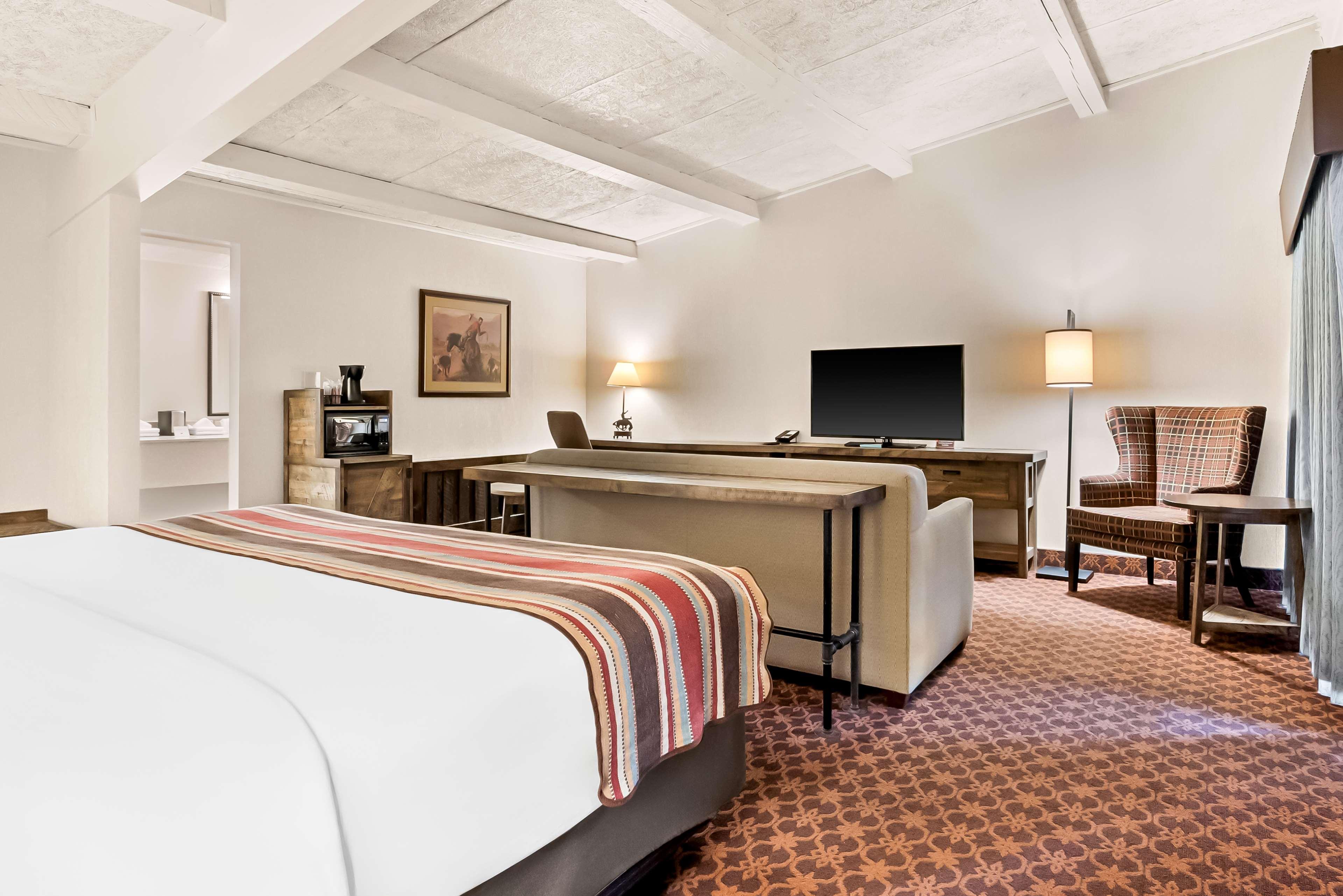 Room, King Bed, 2 Bathrooms