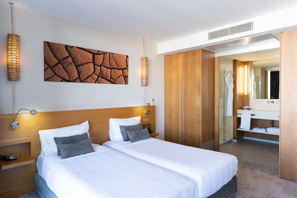 1 BEDROOM, SUITE
