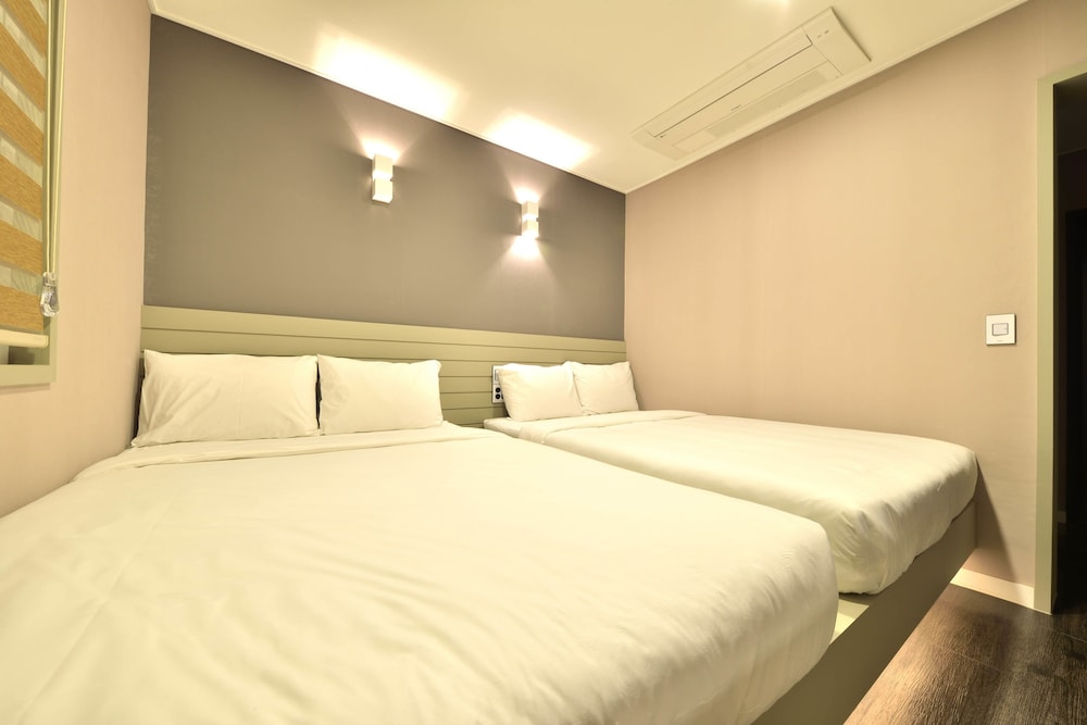 With U Hotel & Guesthouse 11/50