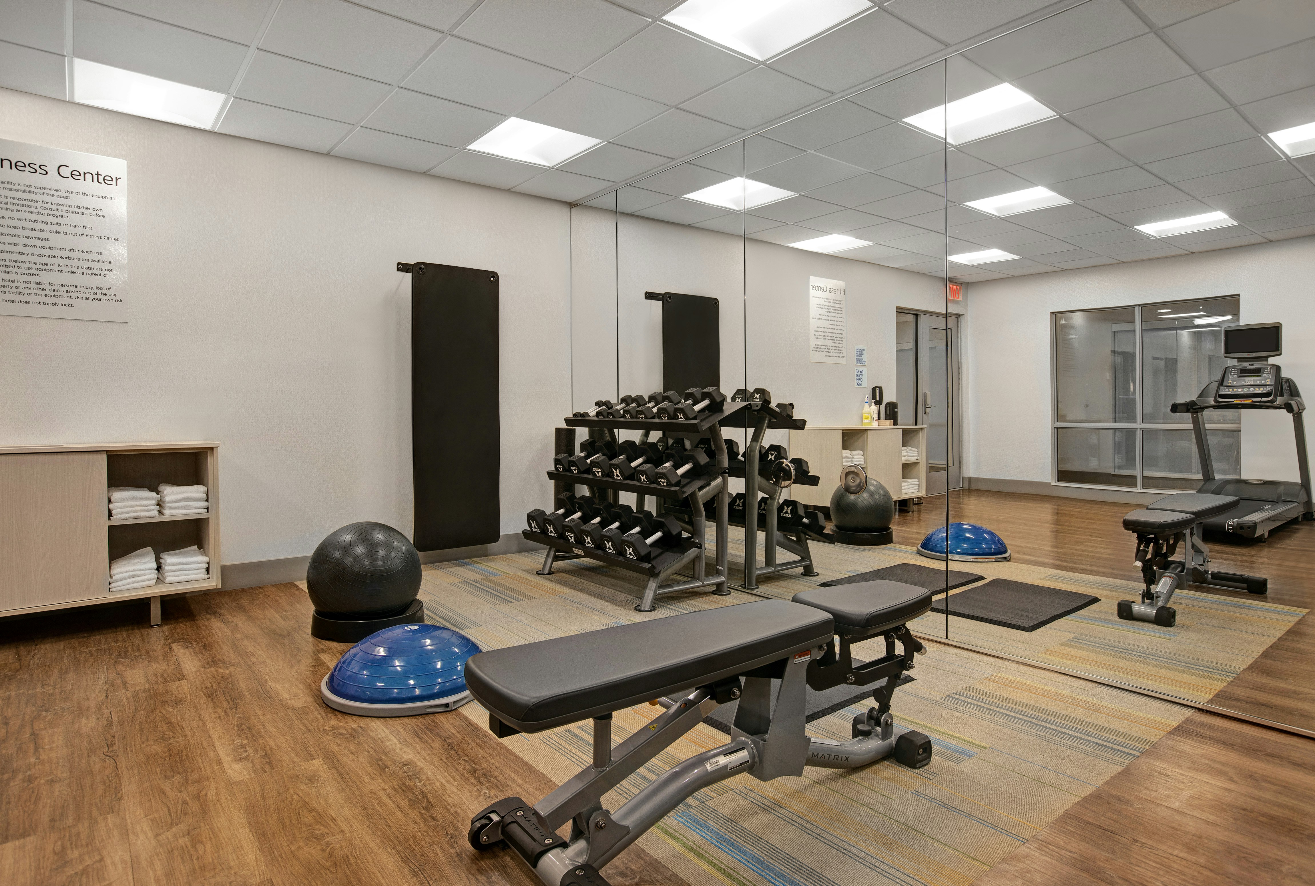 Holiday Inn Express & Suites Milwaukee - Brookfield 40/59