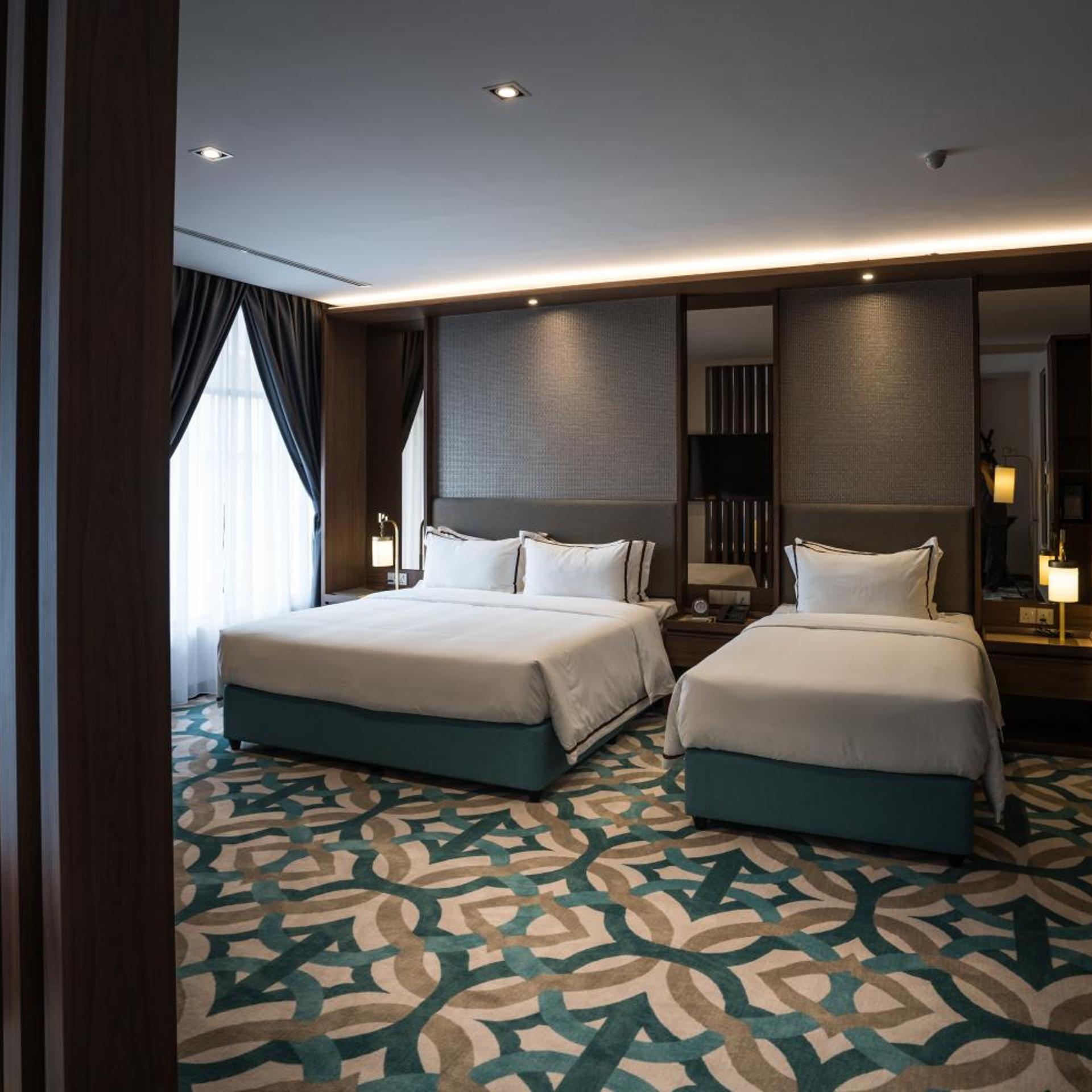CHRISTEE SUITES 14/37