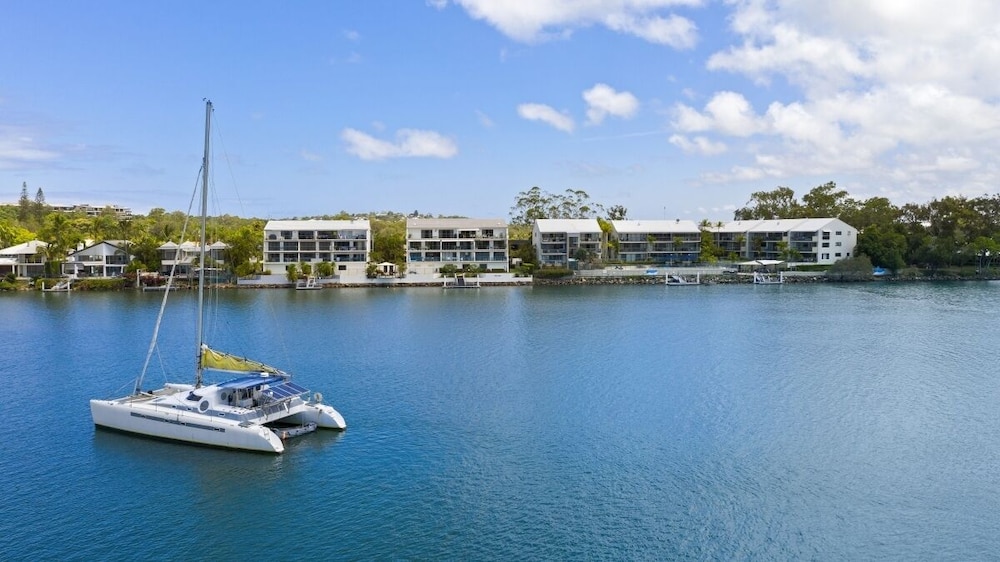NOOSA SHORES RESORT 66/70