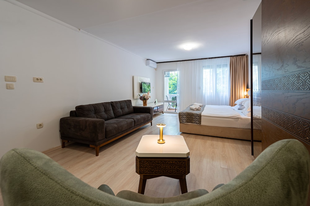 Hotel Adrovic 45/74