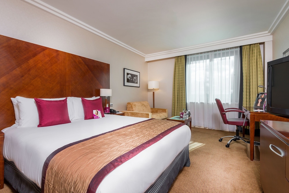 STANDARD, QUEEN BED, SOFA