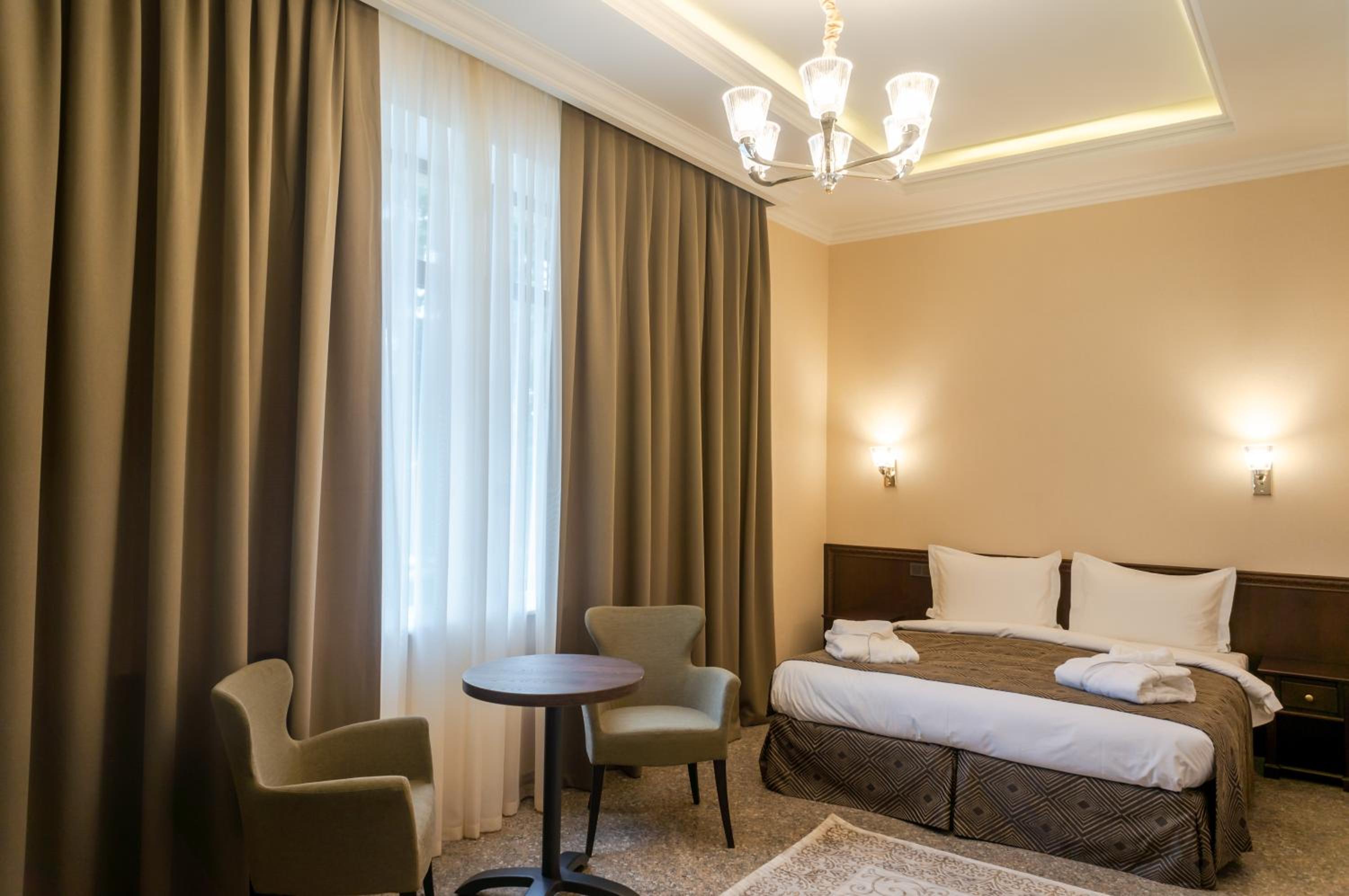 غرفة قياسية بسرير كوين