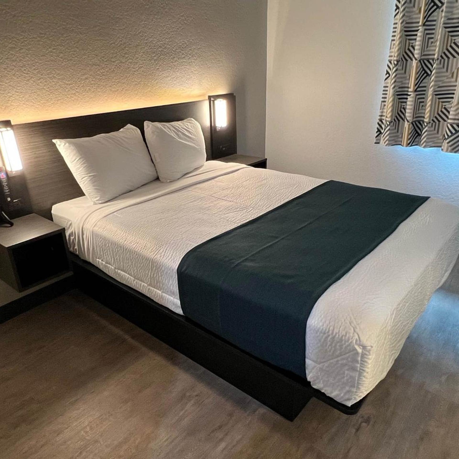 ROOM, QUEEN BED, ACCESSIBLE