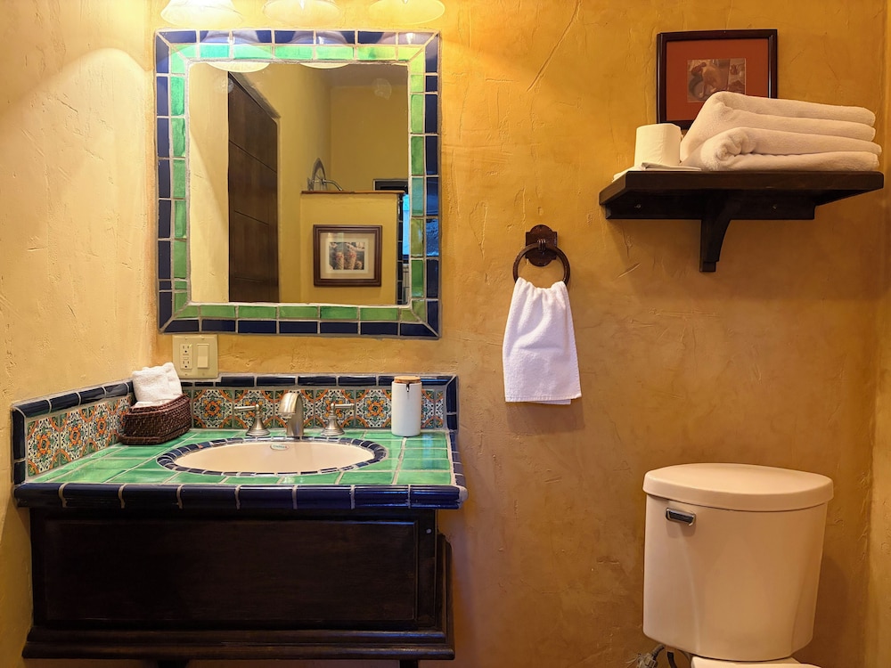 Suite, King Bed, Balcony or Terrace, Kitchenette, High Floor، Posada Del Cortes Hotel 9/9