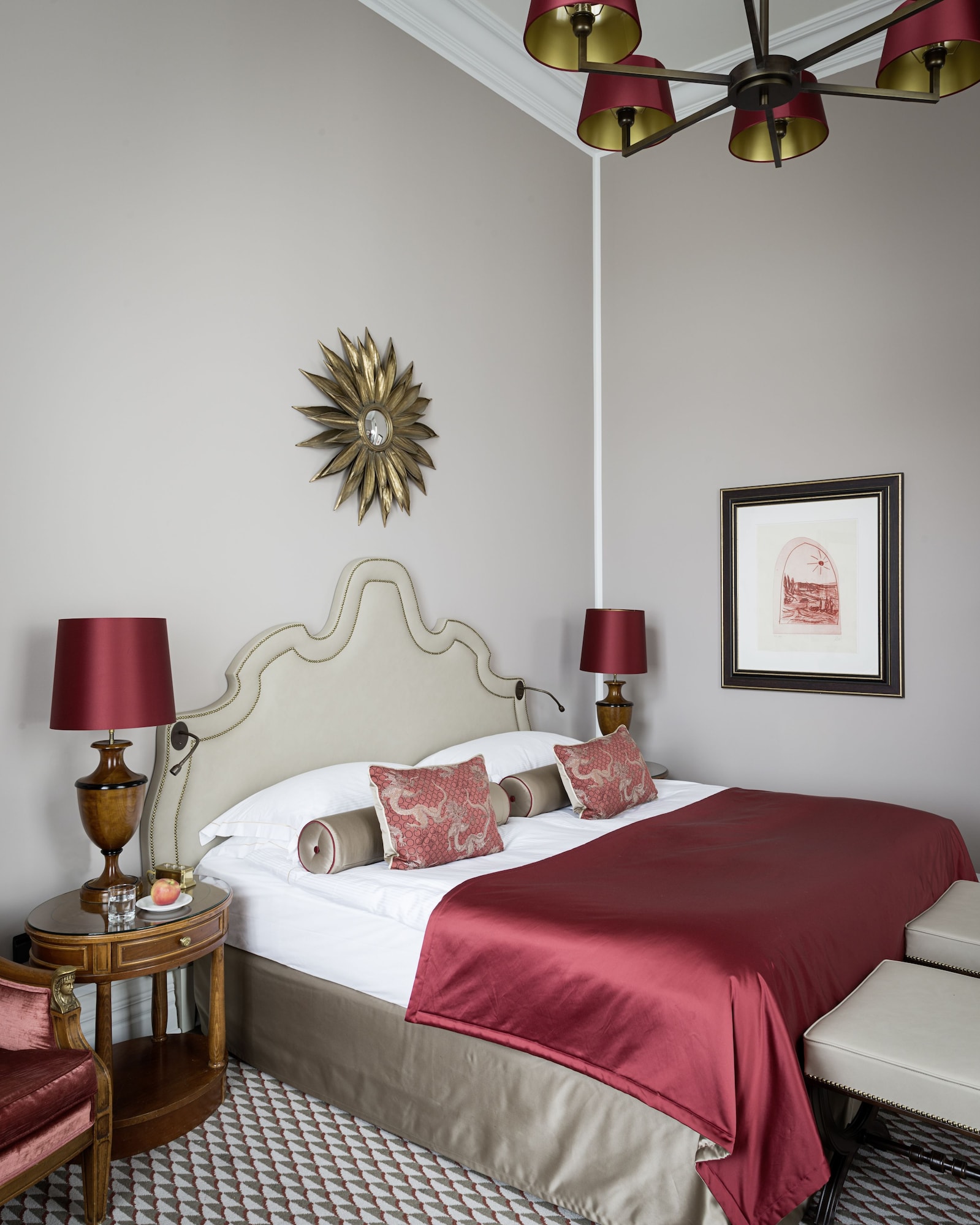 ROOM, QUEEN BED