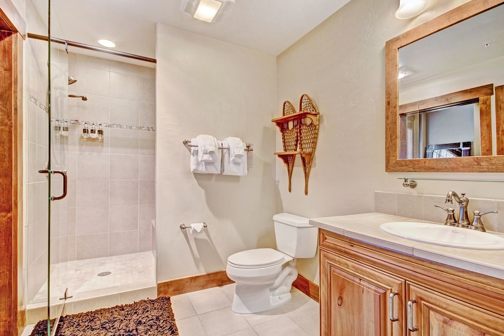 2 Bedrooms, Condo, 1 King and 2 Queen Beds, Sofa, Den