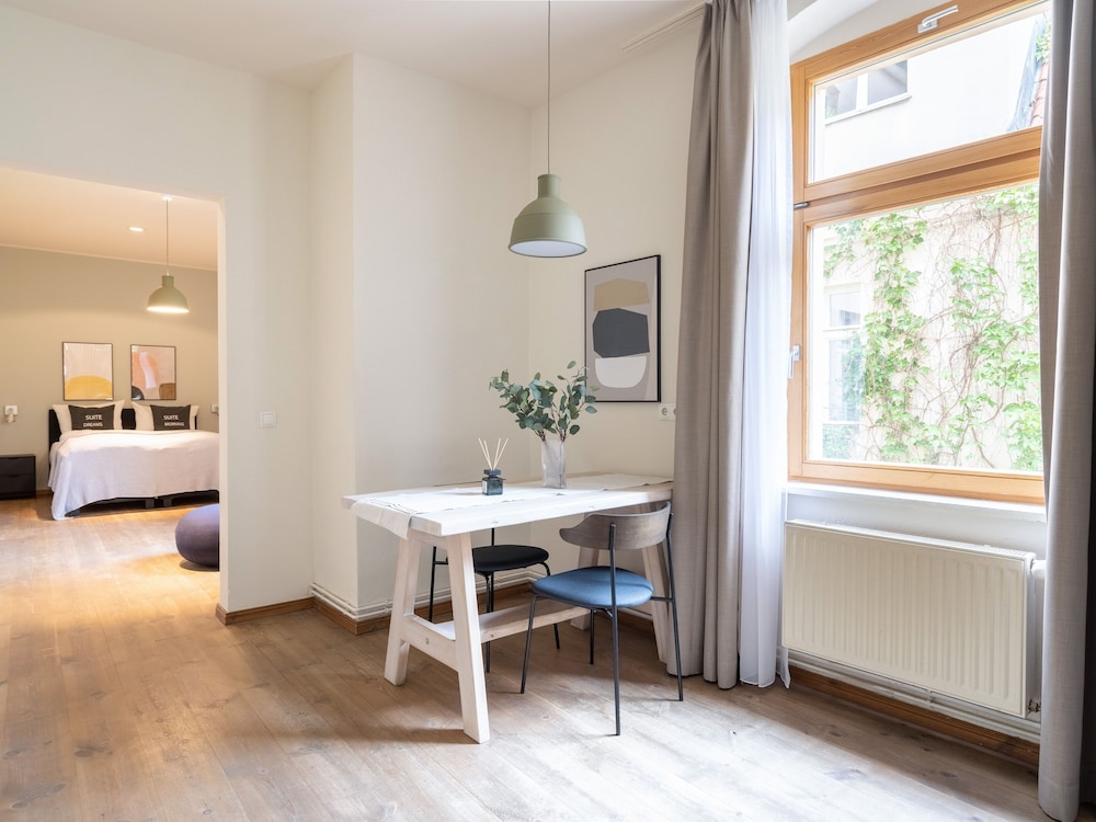 Schoenhouse Apartments 12/50