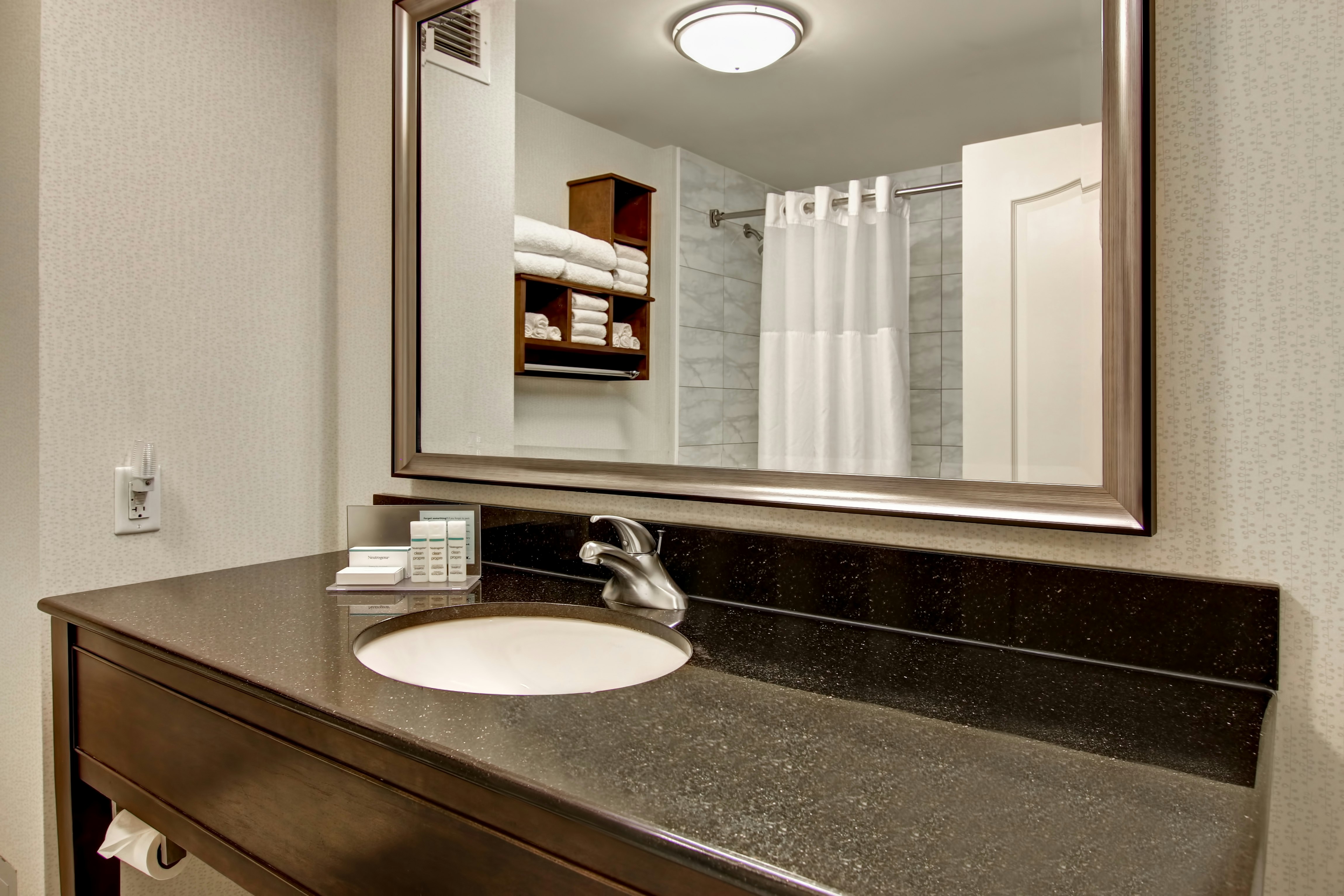 Hampton Inn by Hilton Toronto Airport Corporate Centre 47/49