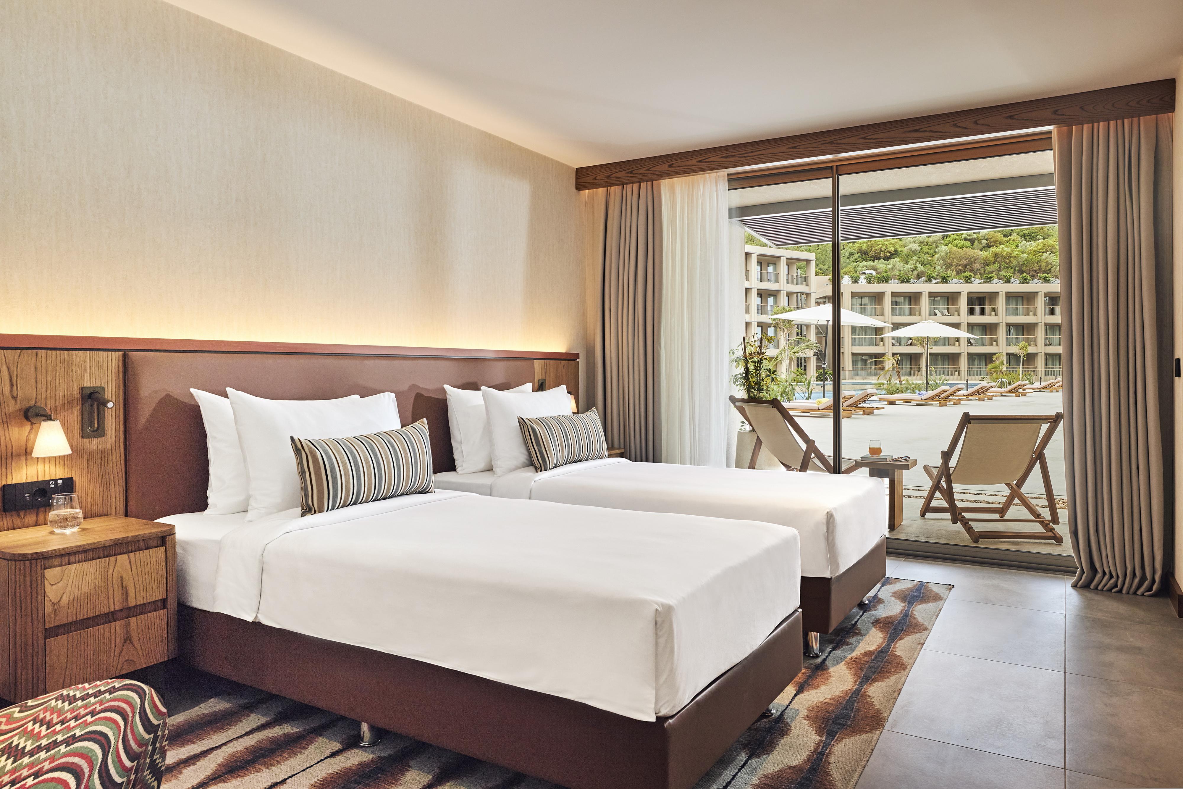 SUPERIOR / All Access Room with Pool View