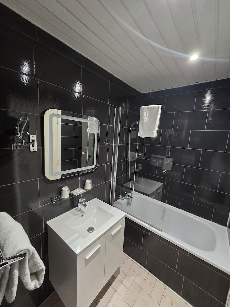 Hipotel Belgrand Edith Piaf 50/50