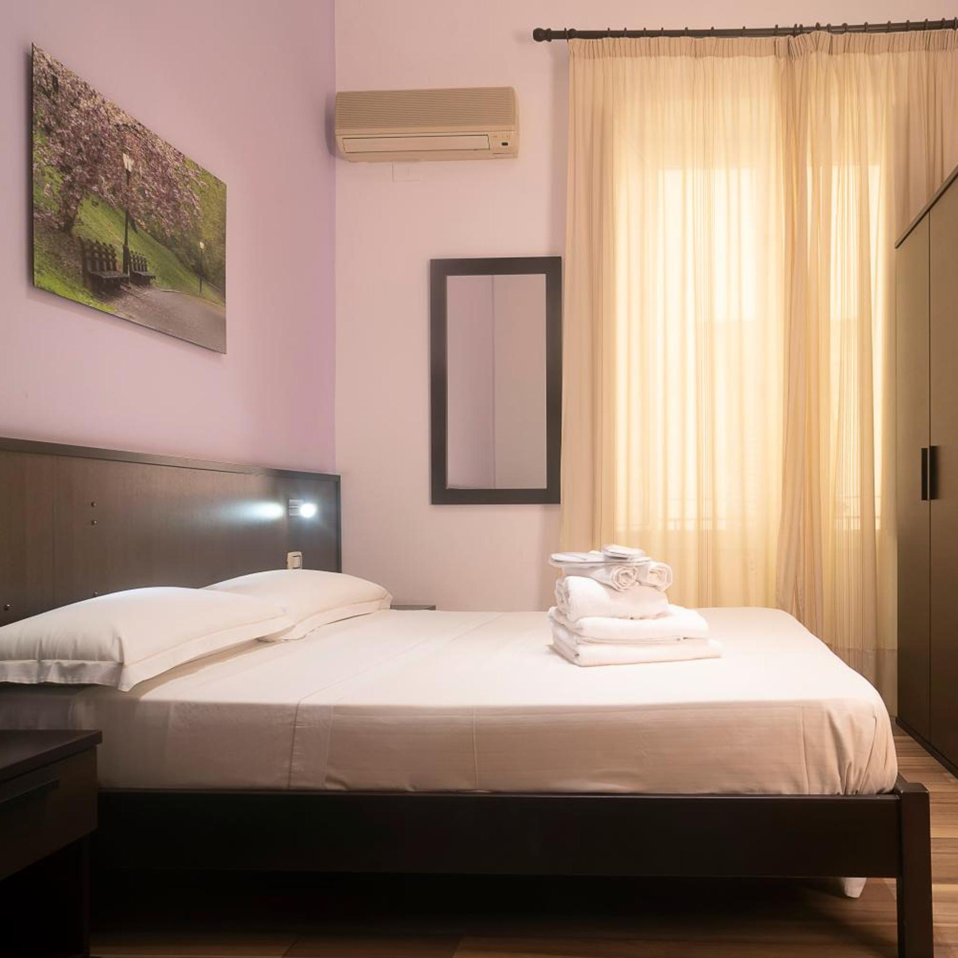 ROOM, DOUBLE OR TWIN BED