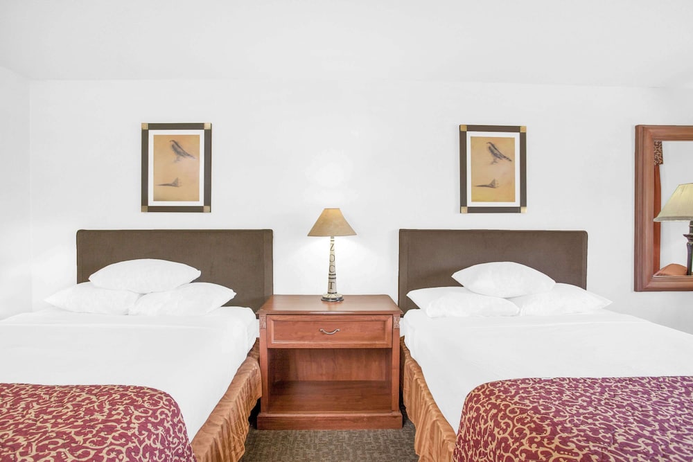 Ramada By Wyndham Barstow 10/36