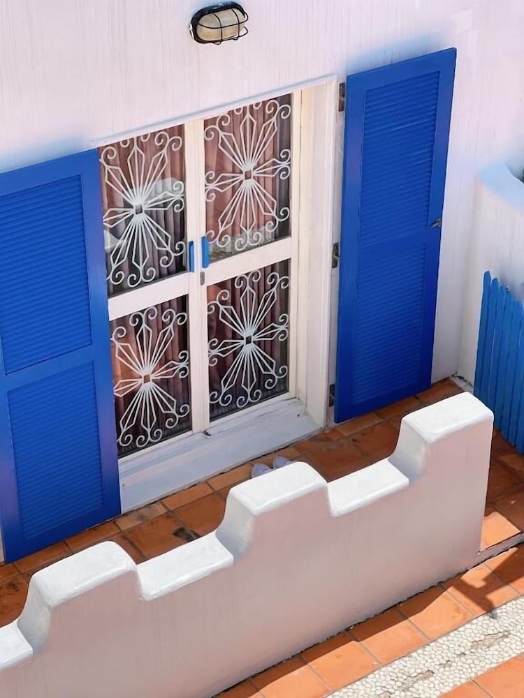 Greek frontier villa 8/49
