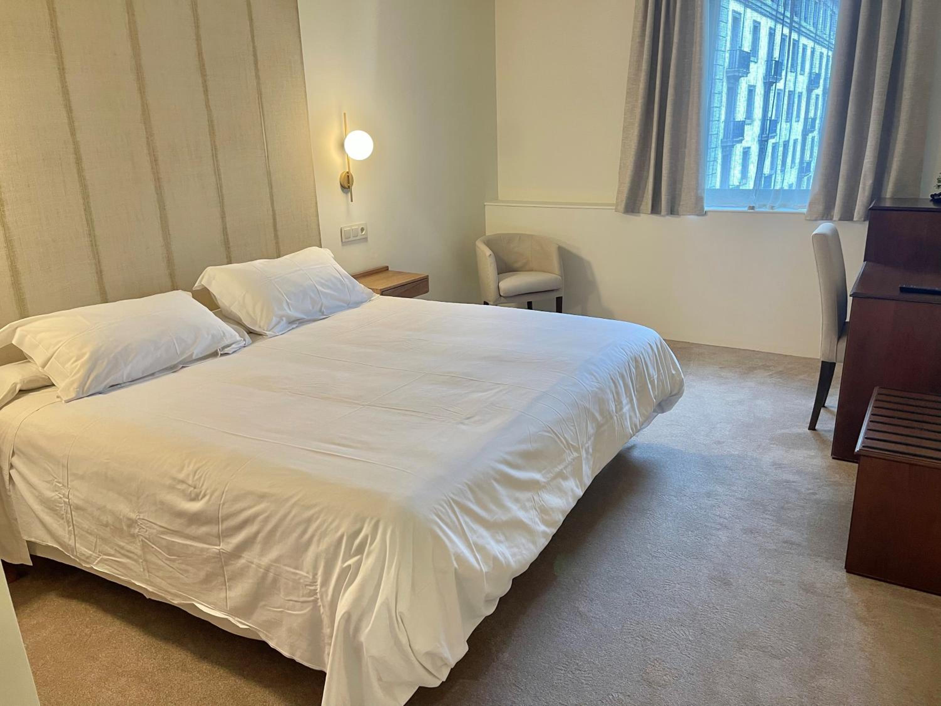 Room, Twin Beds, Urban View