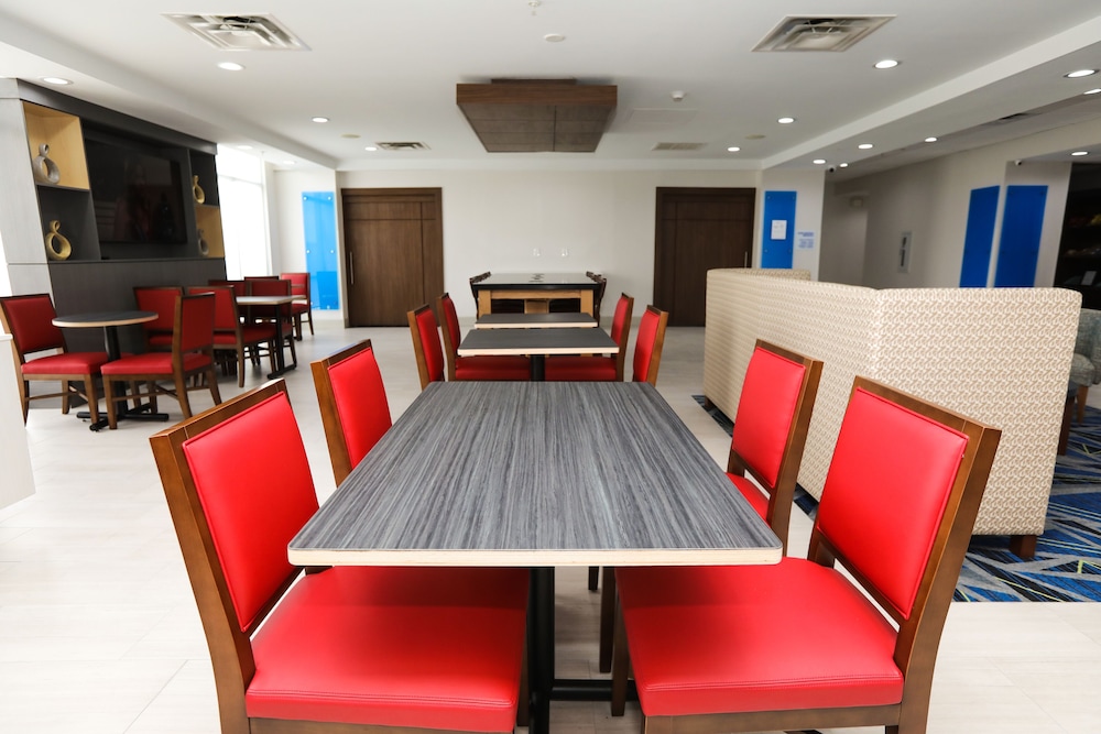 Holiday Inn Express Hillsboro I-35 56/69