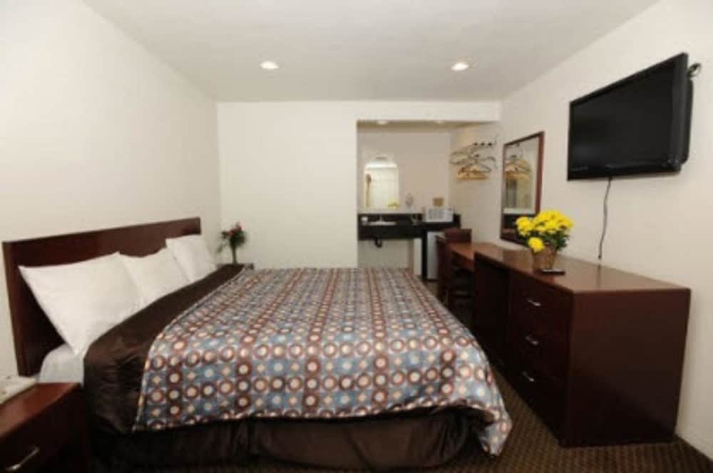 Victoria Motel 7/24