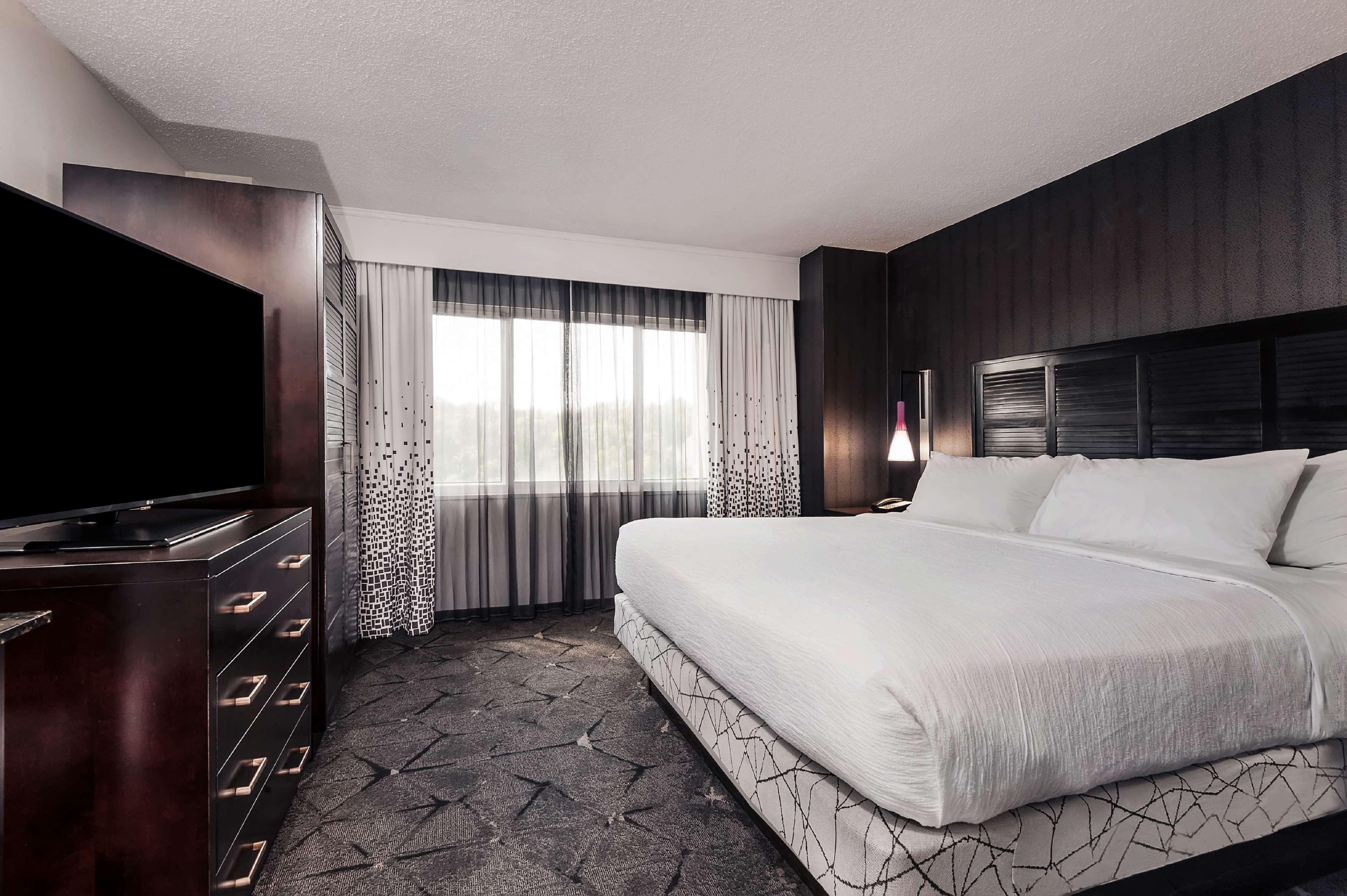 2 ROOMS, PREMIUM, SUITE, KING BED