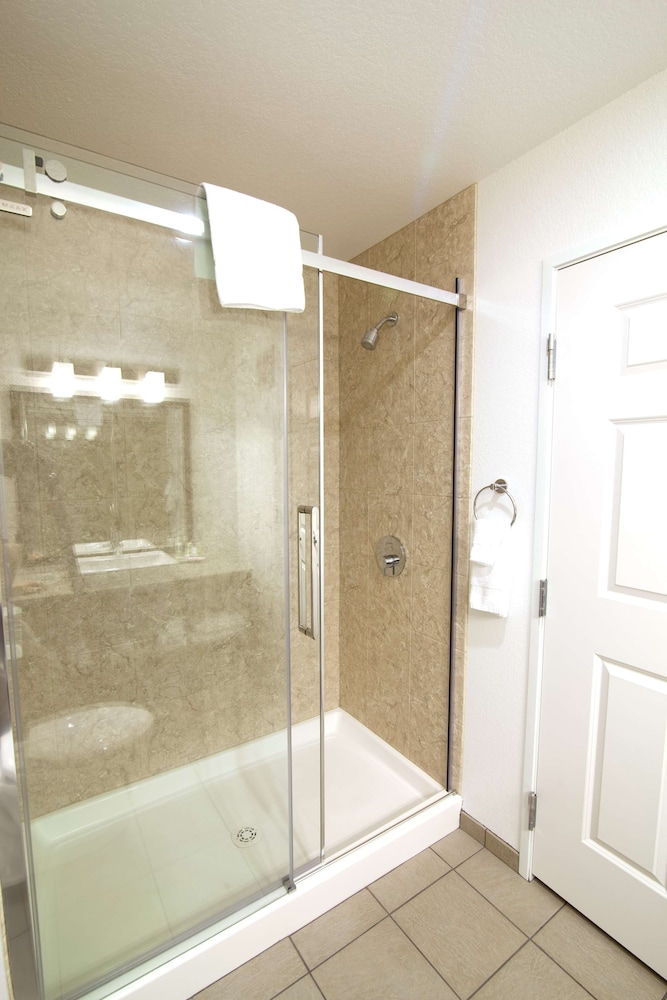 Country Inn & Suites By Radisson, Decorah, IA 7/42