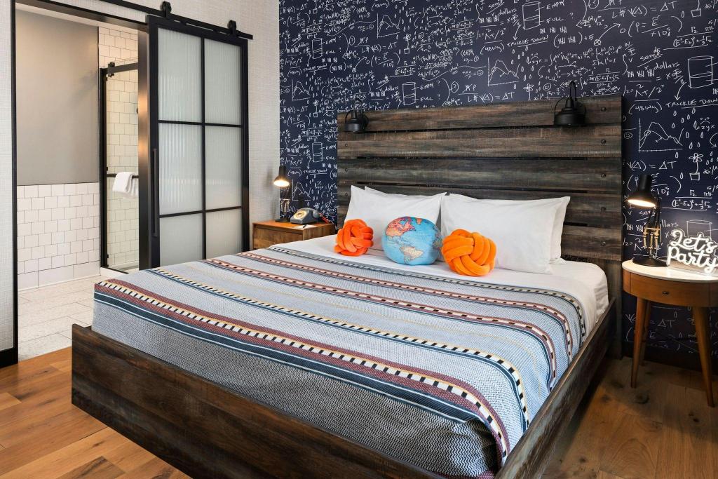 Specialty, Suite, King Bed, Large