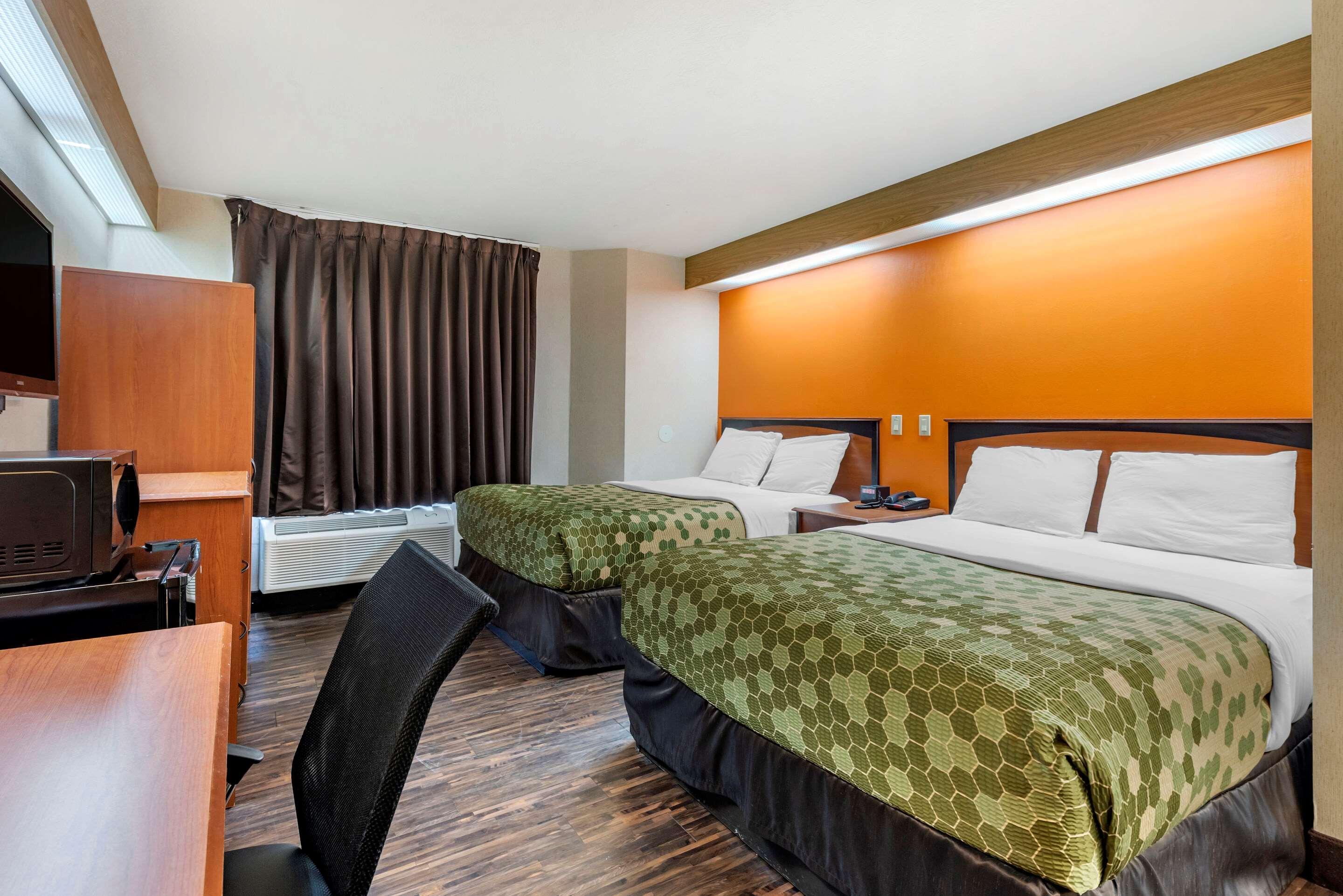 EFFICIENCY, 2 QUEEN BEDS