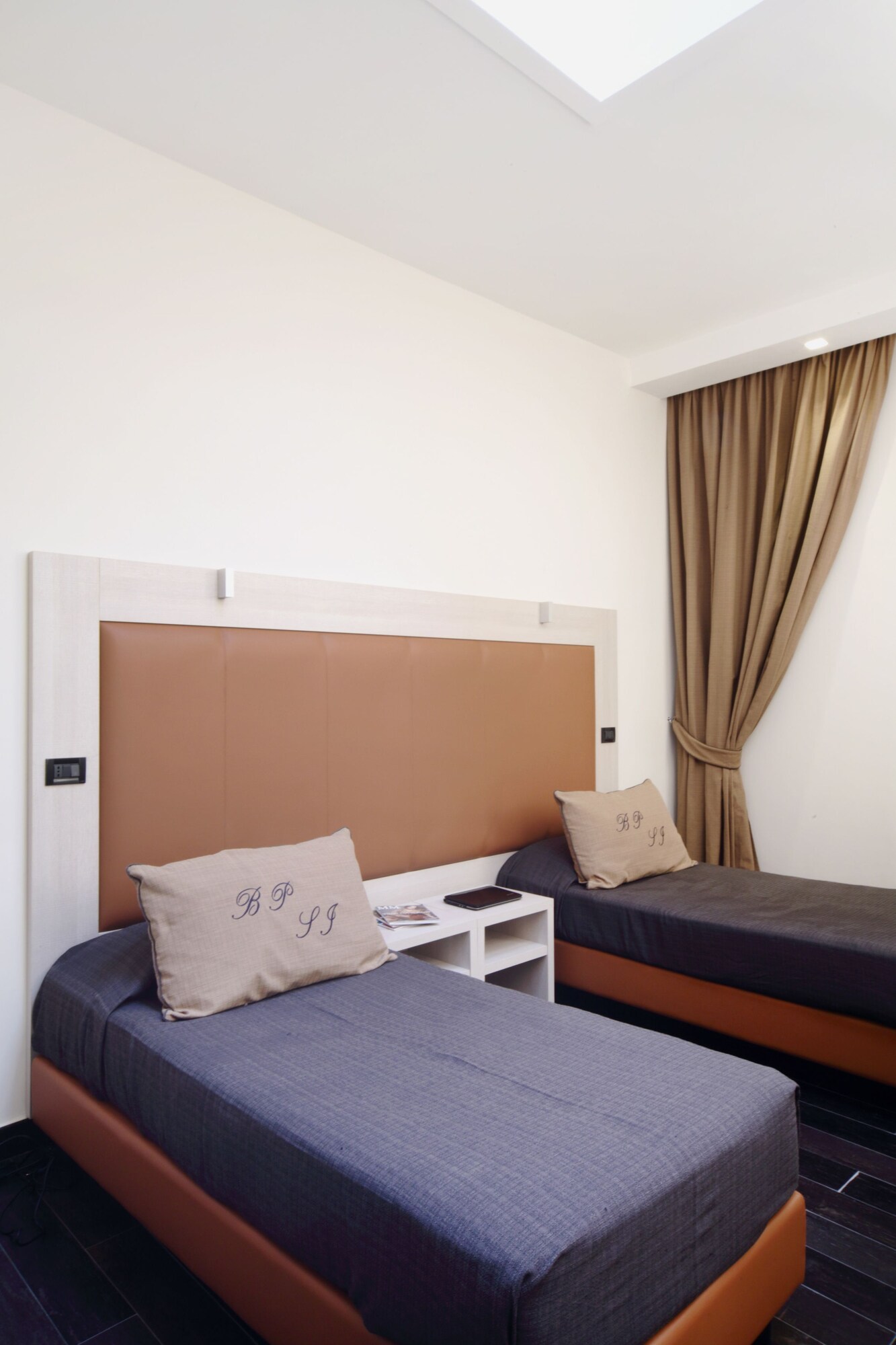 ROOM, DOUBLE OR TWIN BED