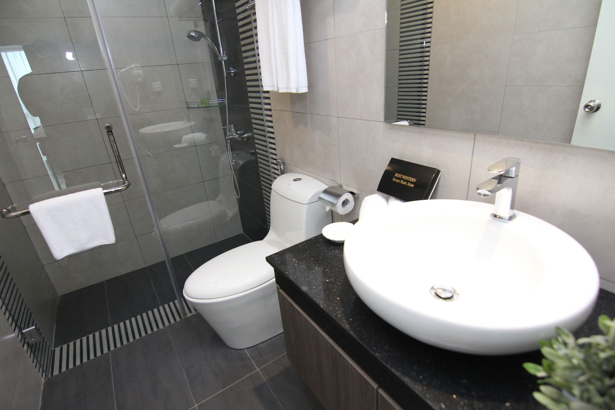 Room, 2 King Beds, Nexus Business Suite Hotel 4/5