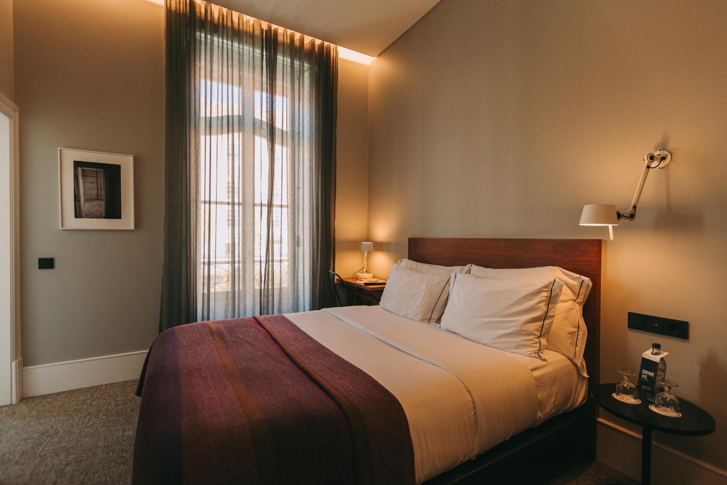 Room, Double or Twin Bed, Avenue View