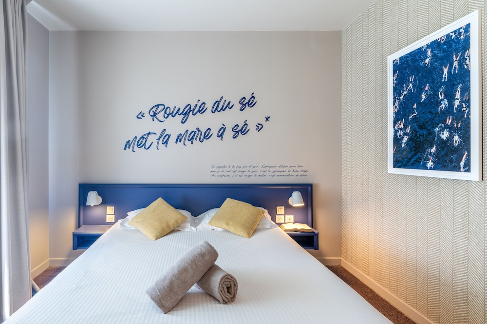 Standard, King Bed, Bridge View